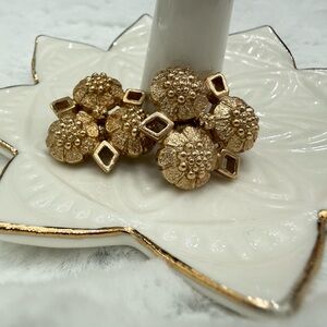 Vintage Sarah Coventry Gold Tone Floral Clip On Earrings Retro 60s 70s